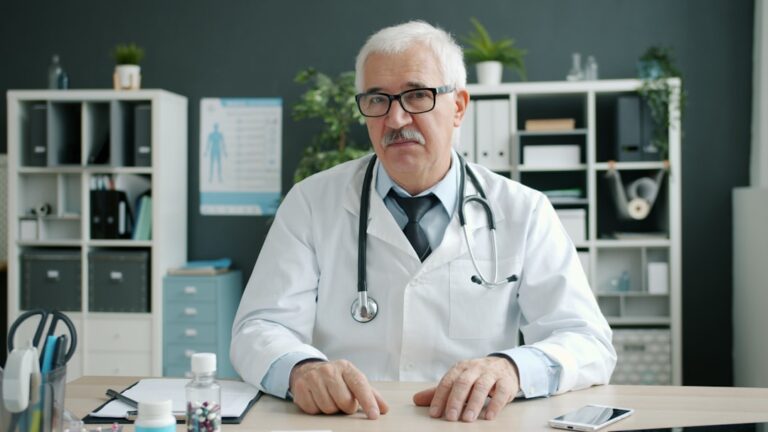 Jak napisać profesjonalne CV farmaceuty? Wzór i przykłady dla apteki.
