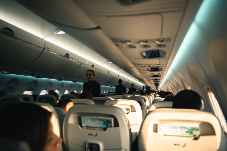 Jak zostać stewardessą? Wymagania linii lotniczych w Polsce i na świecie.