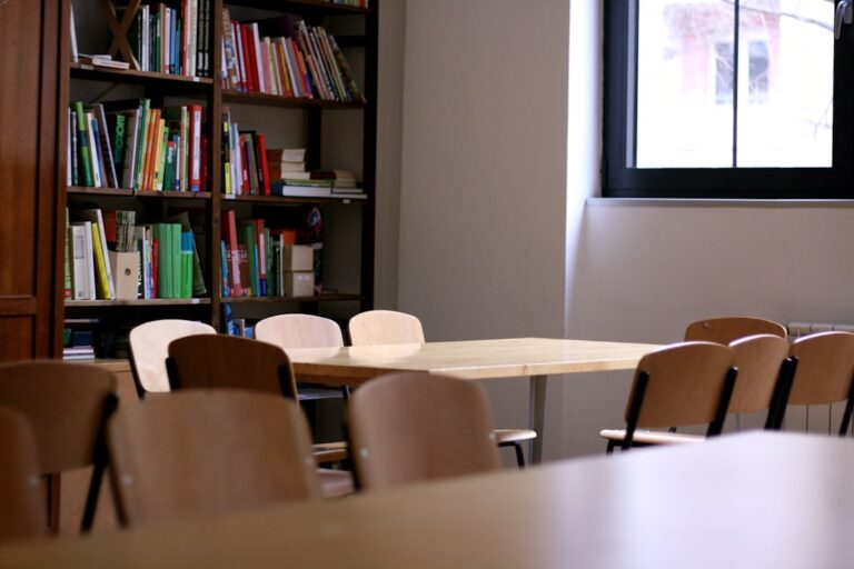 Praca dla pedagoga – gdzie szukać zatrudnienia poza placówkami oświatowymi?